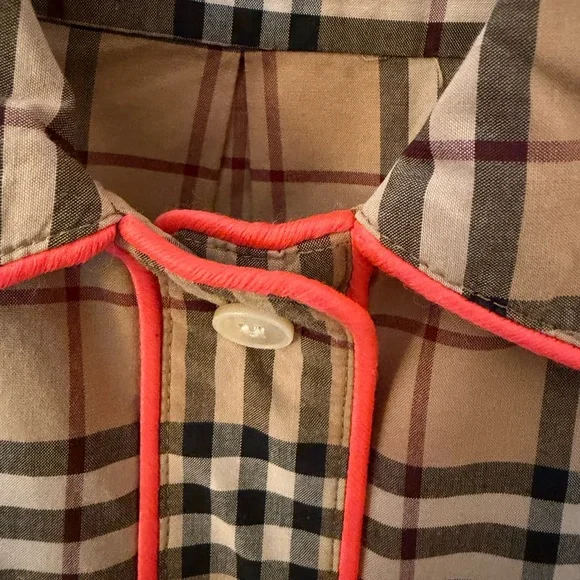 Beautiful authentic Burberry dress runs small it’s like size 6 - Picture 5 of 6